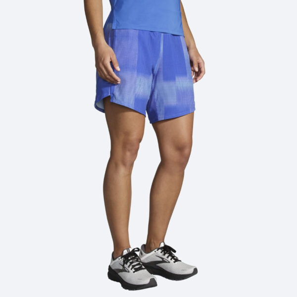 شورت ورزشی زنانه بروکس Brooks Chaser 7" Short آبی طرح دار
