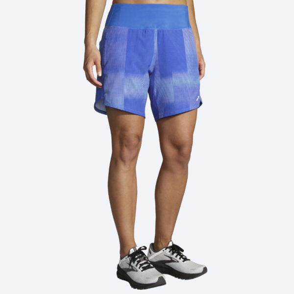 شورت ورزشی زنانه بروکس Brooks Chaser 7" Short آبی طرح دار