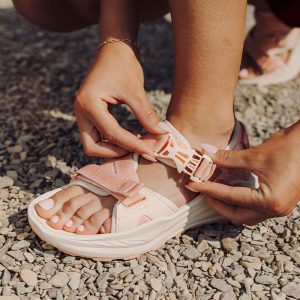 صندل ورزشی زنانه هوکا Hoka Infini Hike TC Sandal گلبهی