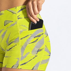 شورت تایت ورزشی زنانه بروکس Brooks Moment 5 short Tight زرد فسفری طرح دار